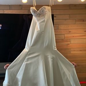 Sweetheart bust and mermaid style.was a size 8 custom altered to a 4-6.